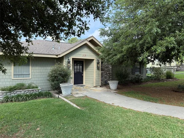 $2,100 | 308 Indian Shore, Livingston, TX 77351