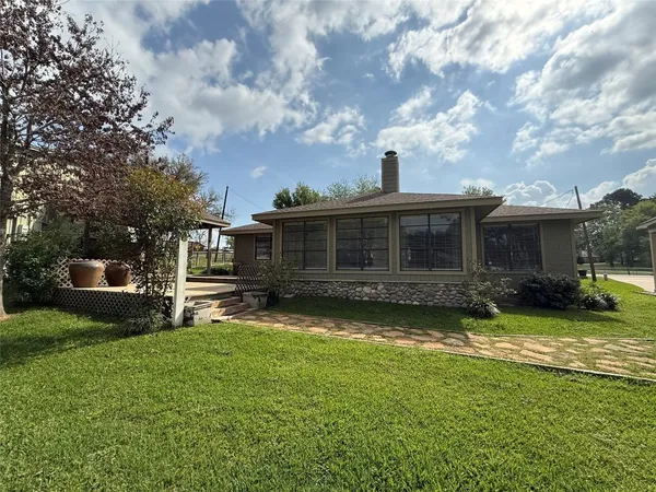 $2,100 | 308 Indian Shore, Livingston, TX 77351