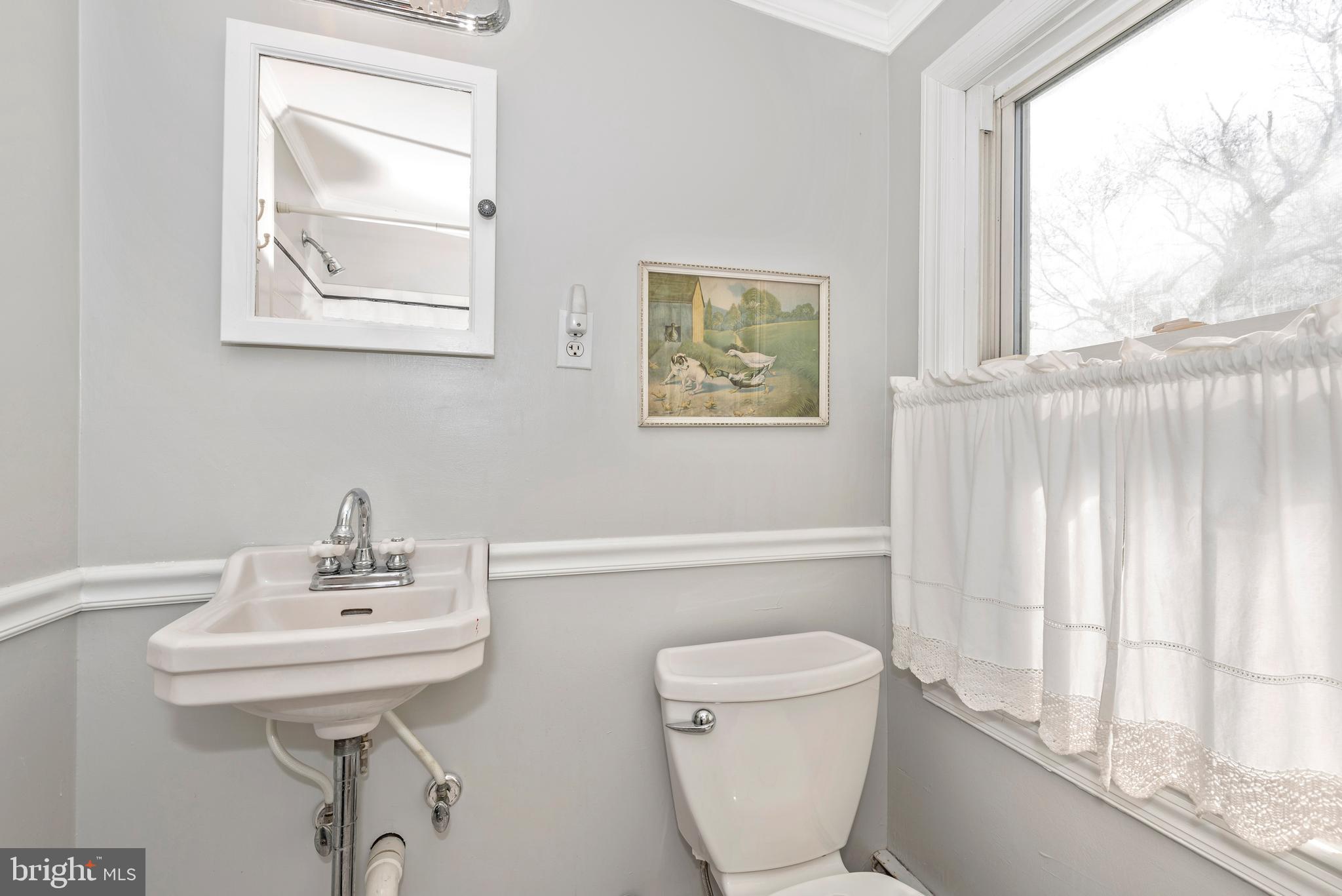 13904 Darnestown Road Gaithersburg, MD 20878 - Photo 27 of 42 Upper-Level Full Bath