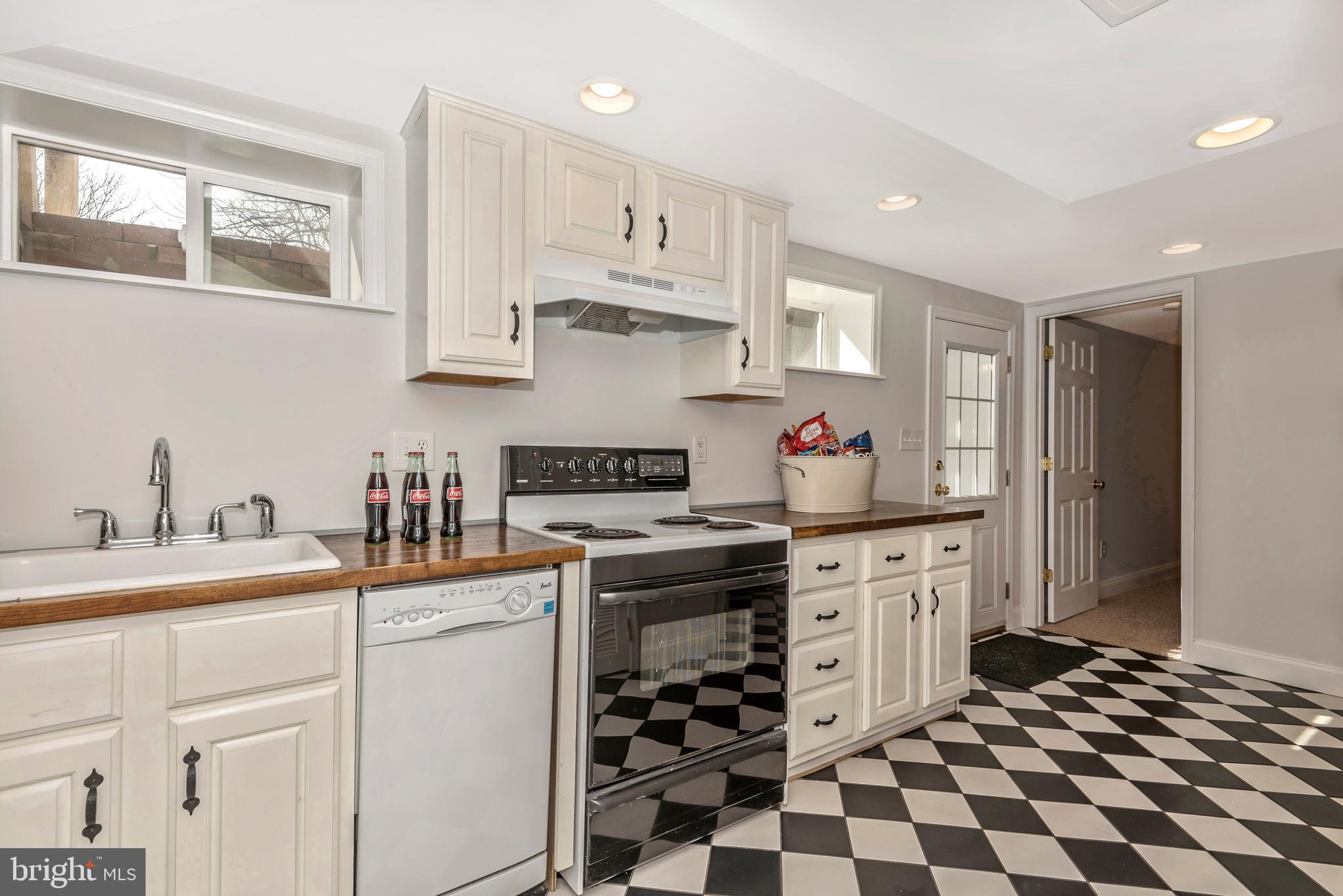 13904 Darnestown Road Gaithersburg, MD 20878 - Photo 30 of 42 Lower Kitchenette, perfect for in-laws or guests