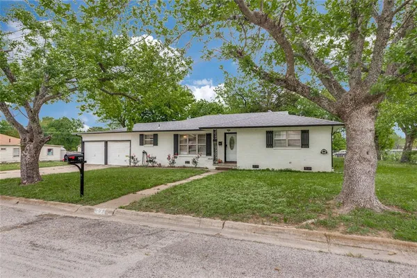 $348,000 | 501 Lindsey Street, Bowie, TX 76230
