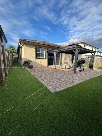 a view of a house with backyard