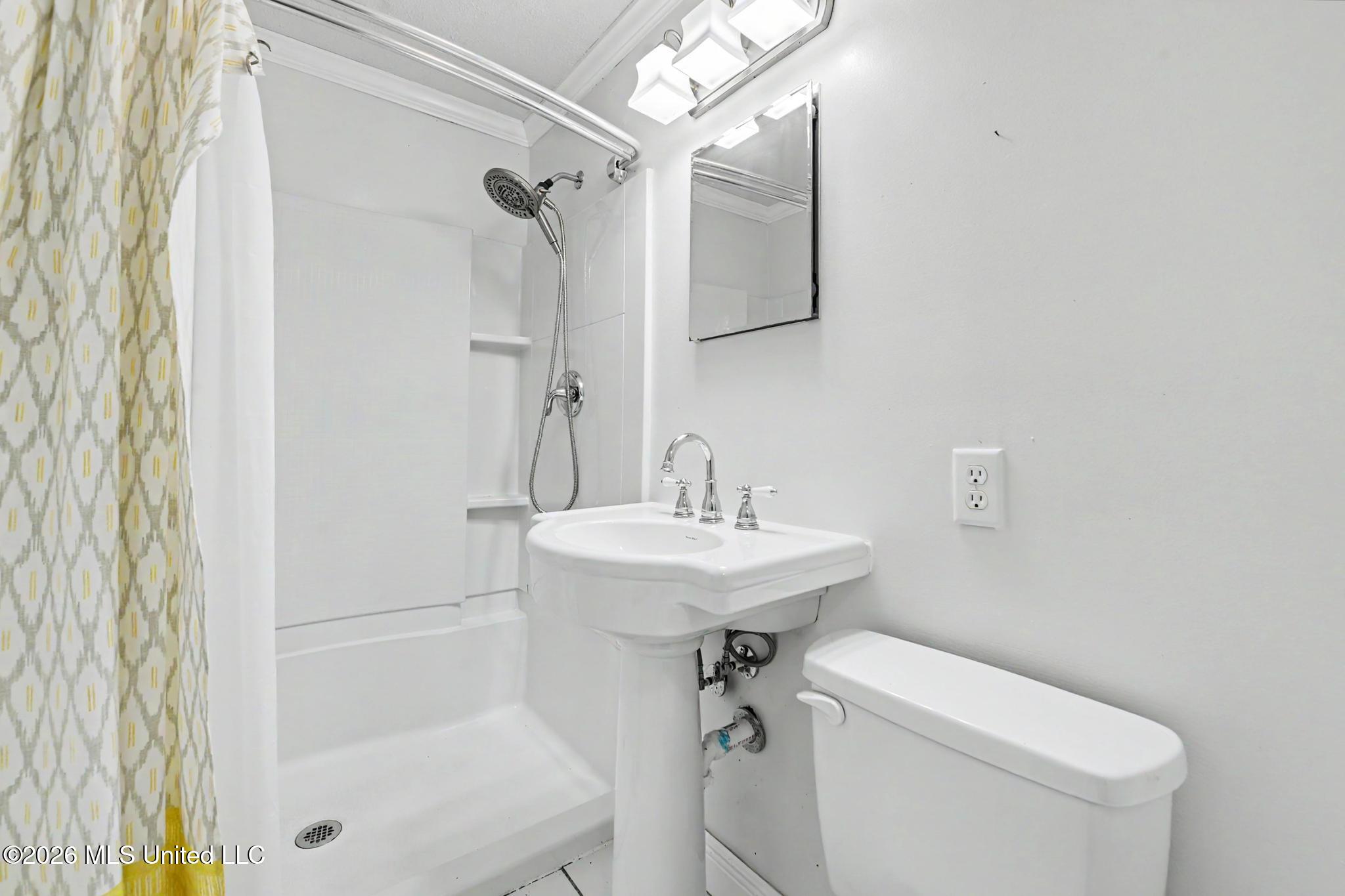 4800 Forrest Street Moss Point, MS 39563 - Photo 17 of 26 HALL BATHROOM