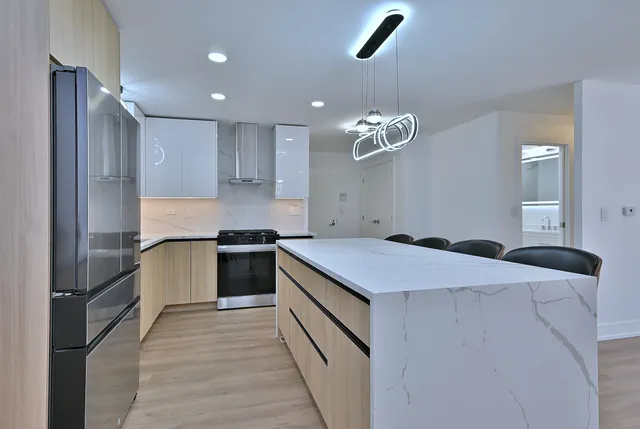 $395,000 | 1230 Park Avenue West, Unit 225, Highland Park, IL 60035