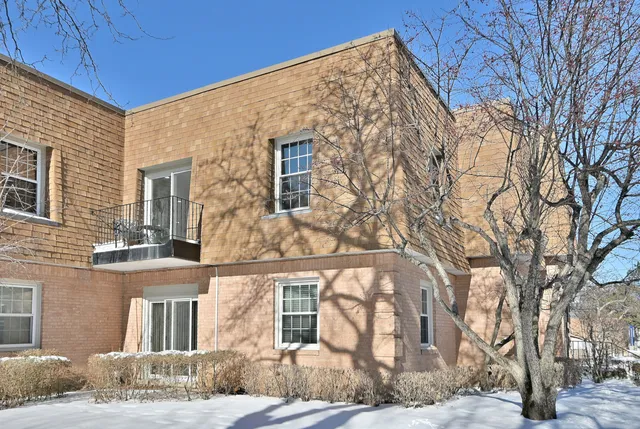 $395,000 | 1230 Park Avenue West, Unit 225, Highland Park, IL 60035