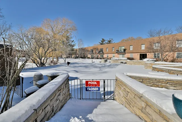 $395,000 | 1230 Park Avenue West, Unit 225, Highland Park, IL 60035