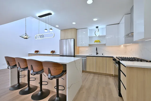 $395,000 | 1230 Park Avenue West, Unit 225, Highland Park, IL 60035