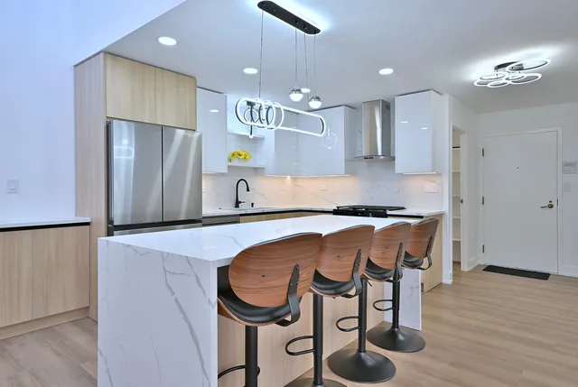 $395,000 | 1230 Park Avenue West, Unit 225, Highland Park, IL 60035