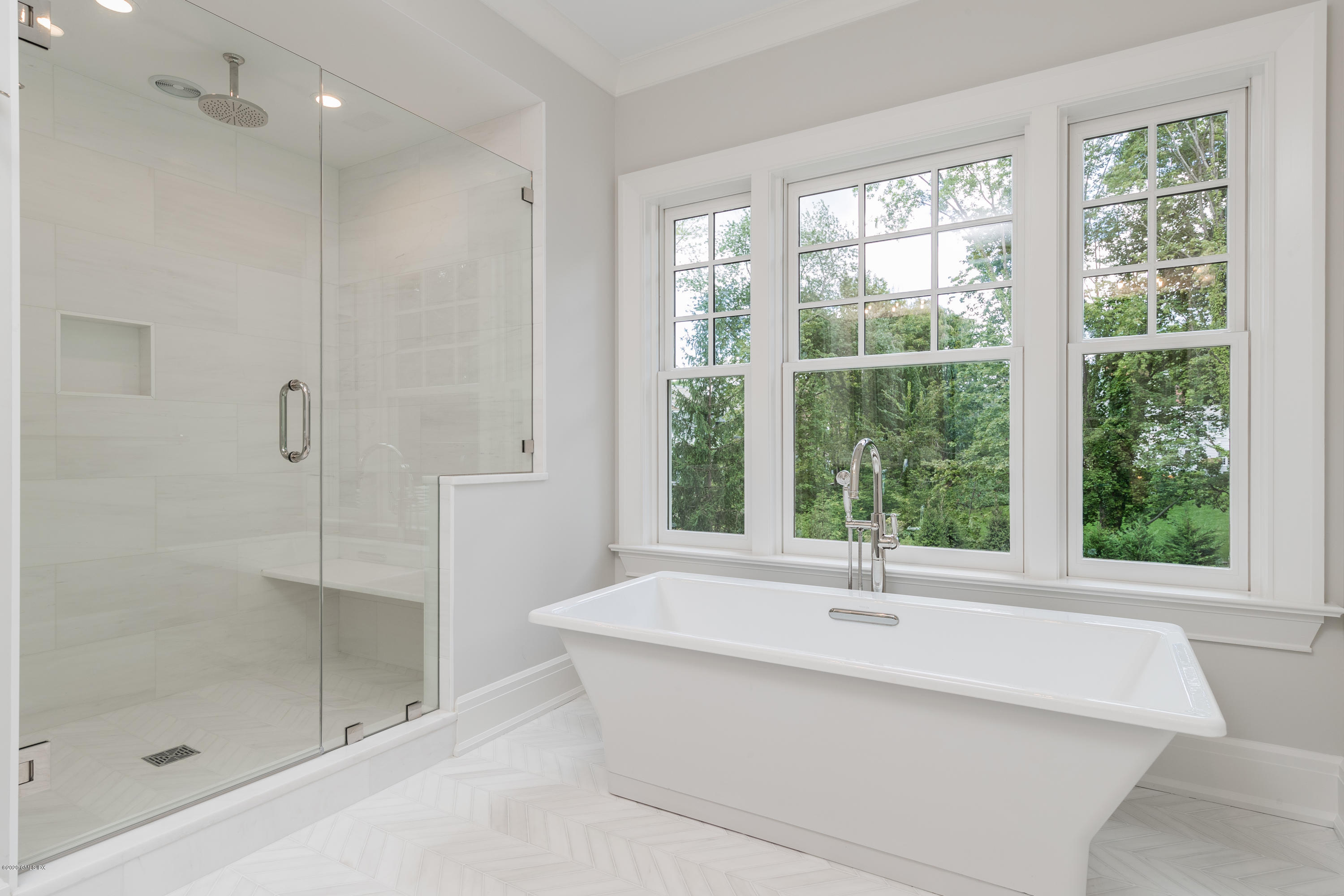 9 Shaw Place Riverside, CT 06878 - Photo 12 of 27 a bathroom with a bathtub and a sink