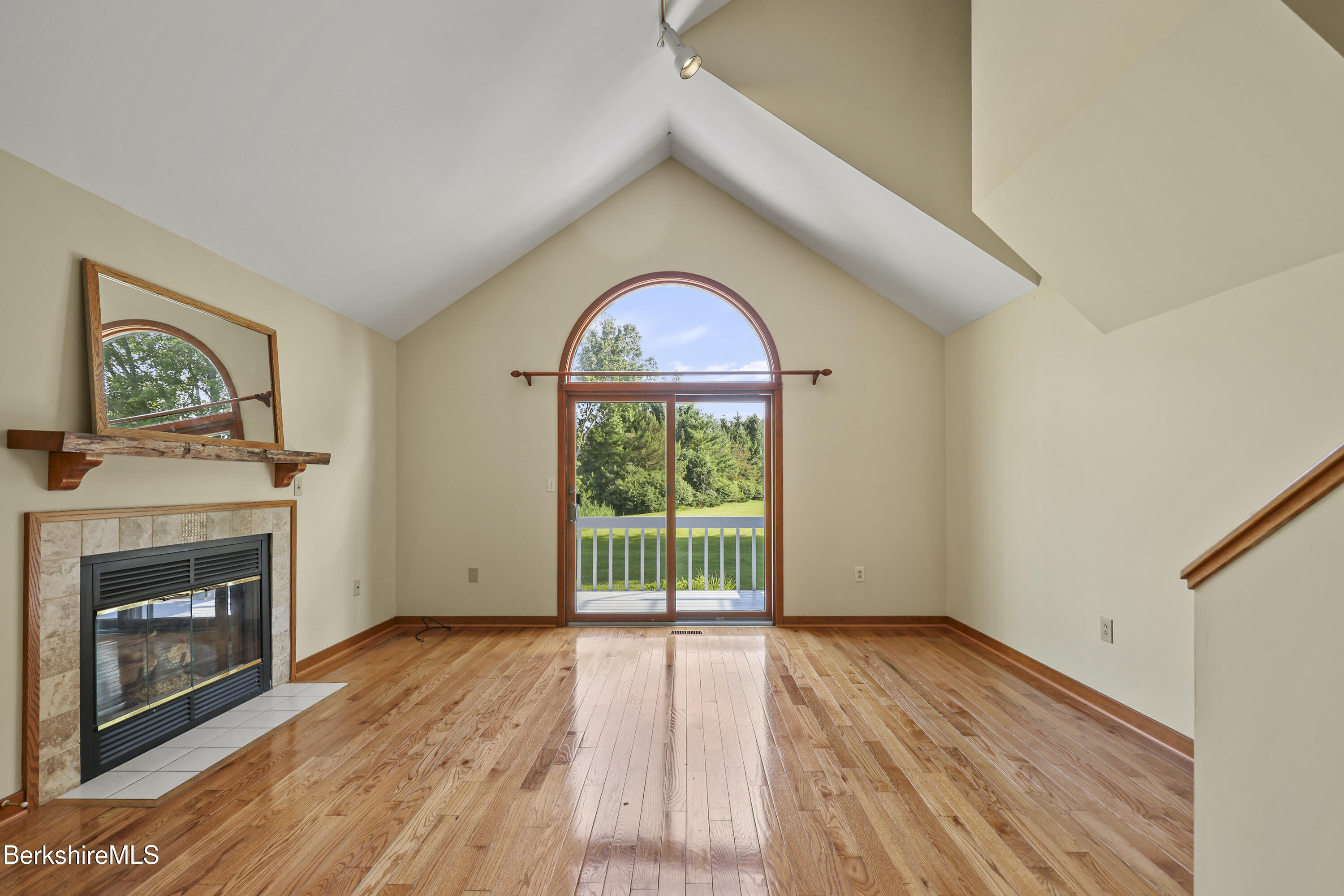 Pondview Drive, Unit H2 Pittsfield, MA 01201 - Photo 4 of 31 Living Room