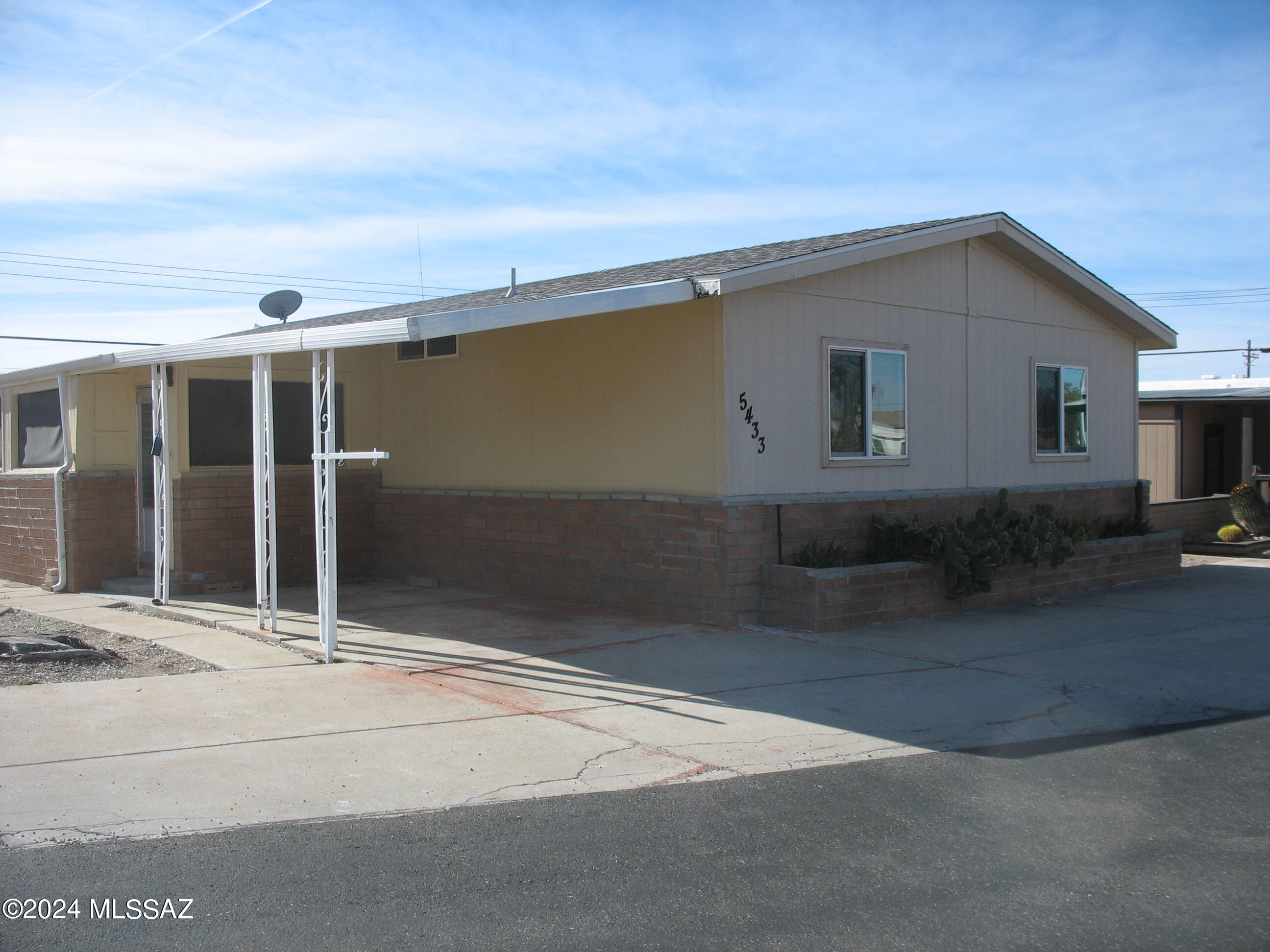 5433 West Rocking Cir Street Tucson, AZ 85713 - Photo 1 of 22 Gallery Image 1