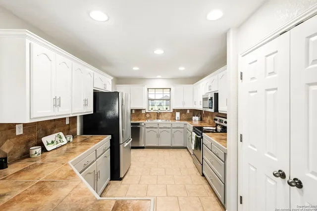 $689,900 | 3362 Abbott Road, St. Hedwig, TX 78152