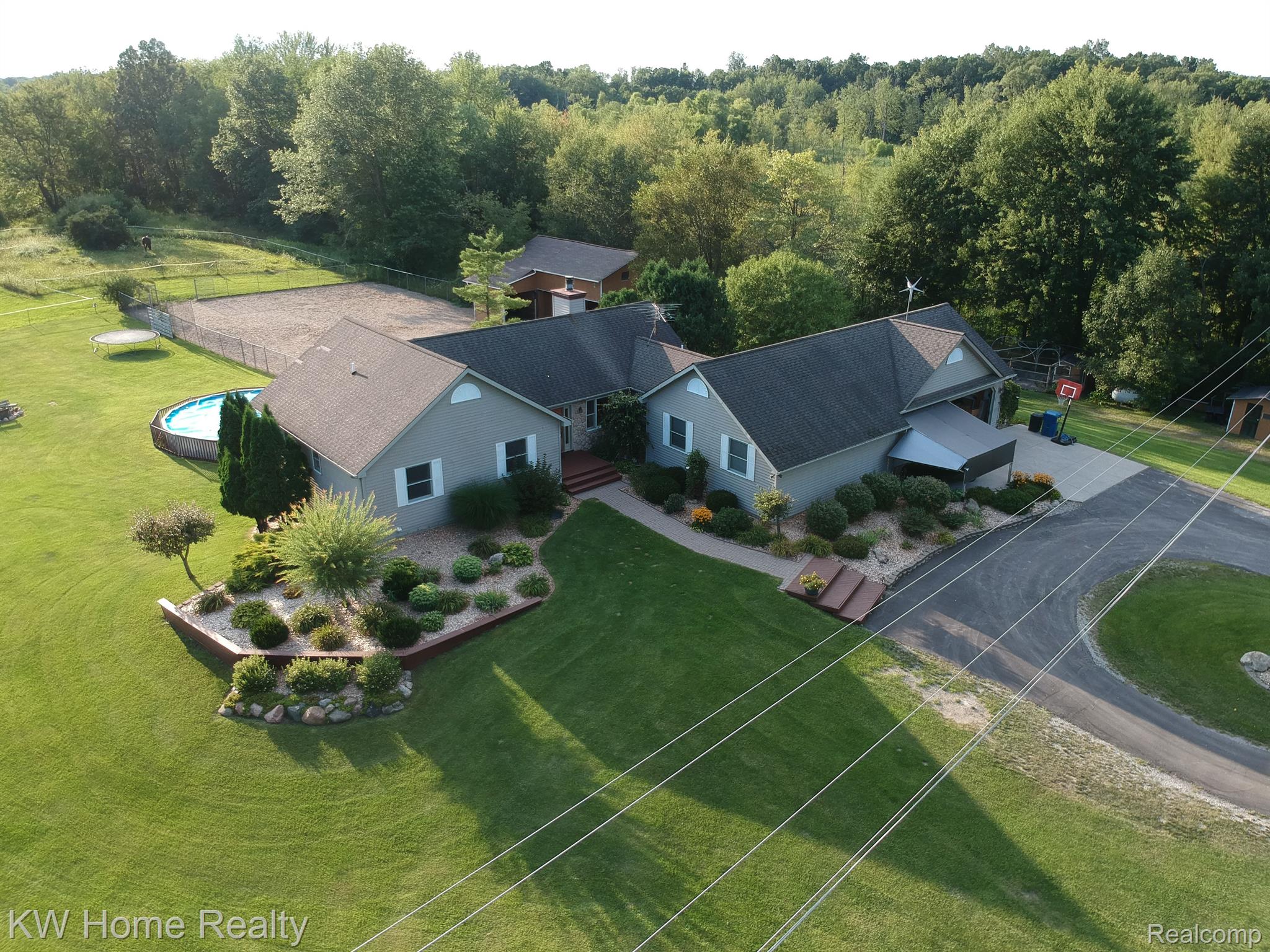 365 North Kellogg Road Howell, MI 48843 - Photo 2 of 69 Gallery Image 2