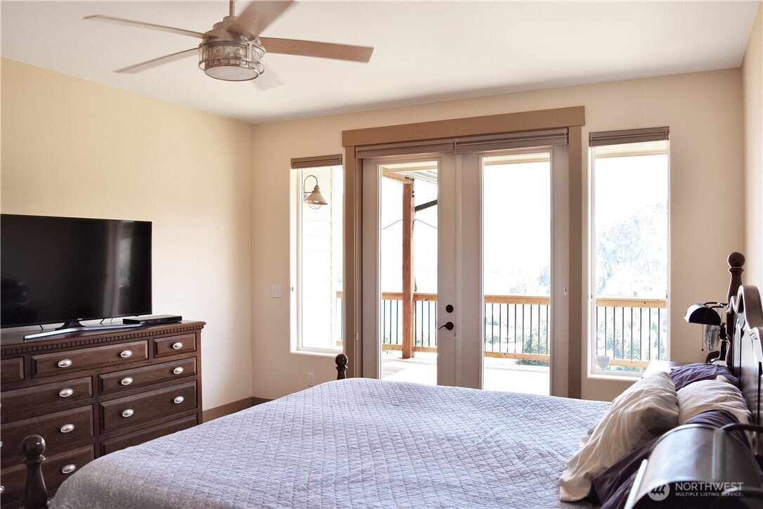 1024 Columbia Point Entiat, WA 98822 - Photo 17 of 22 a bedroom with a bed and a flat screen tv