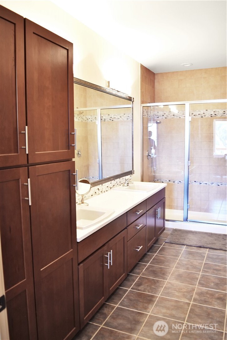 1024 Columbia Point Entiat, WA 98822 - Photo 18 of 22 a bathroom with a double vanity sink and a bathtub