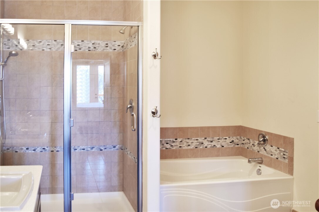 1024 Columbia Point Entiat, WA 98822 - Photo 19 of 22 a bathroom with a bathtub and shower