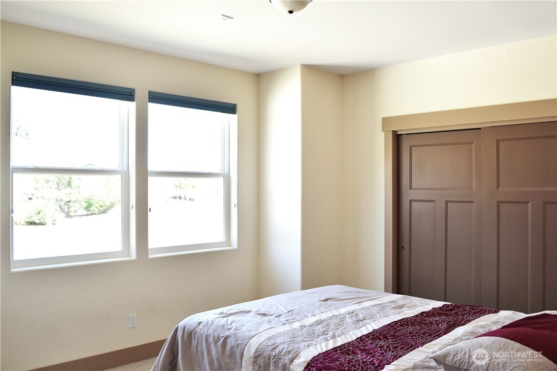 1024 Columbia Point Entiat, WA 98822 - Photo 20 of 22 a bedroom with a bed and a window