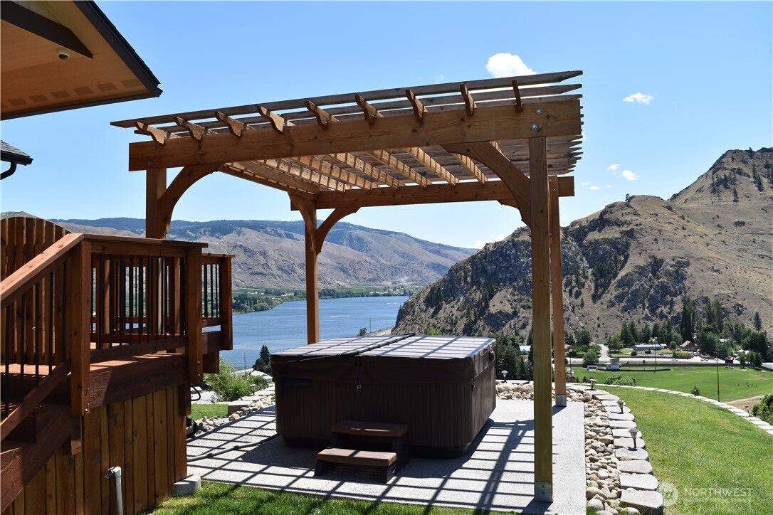 1024 Columbia Point Entiat, WA 98822 - Photo 2 of 22 a view of outdoor space with seating