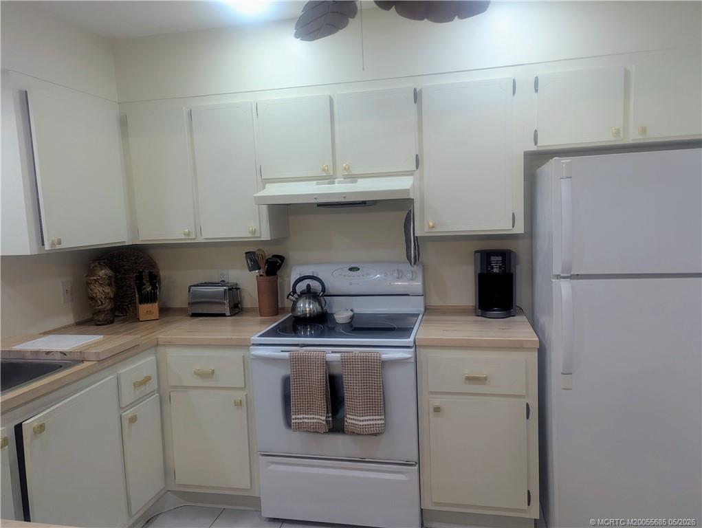2950 Southeast Ocean Boulevard, Unit 56 Stuart, FL 34996 - Photo 9 of 12 a kitchen with a sink stove and refrigerator