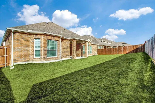 a view of a house with a backyard