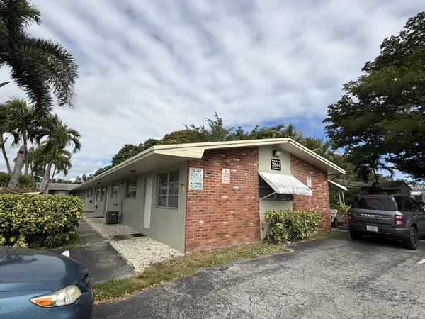 $1,500 | 2641 Polk Street, Unit 11, Hollywood, FL 33020
