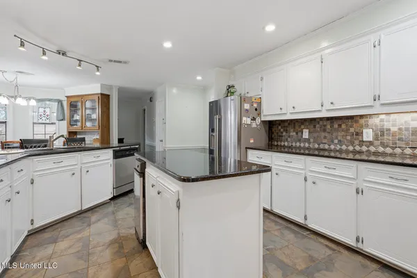 $379,900 | 420 Shadow Lake Cove, Raymond, MS 39154