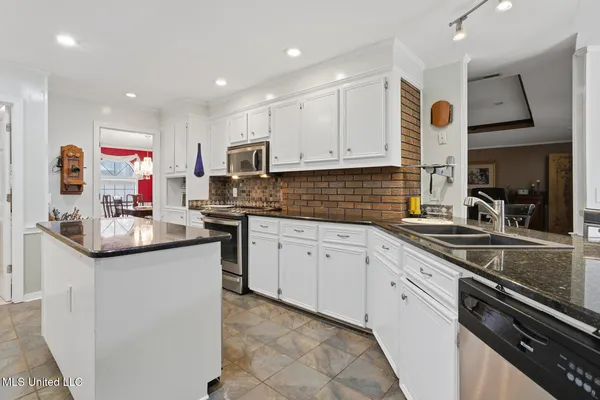 $379,900 | 420 Shadow Lake Cove, Raymond, MS 39154