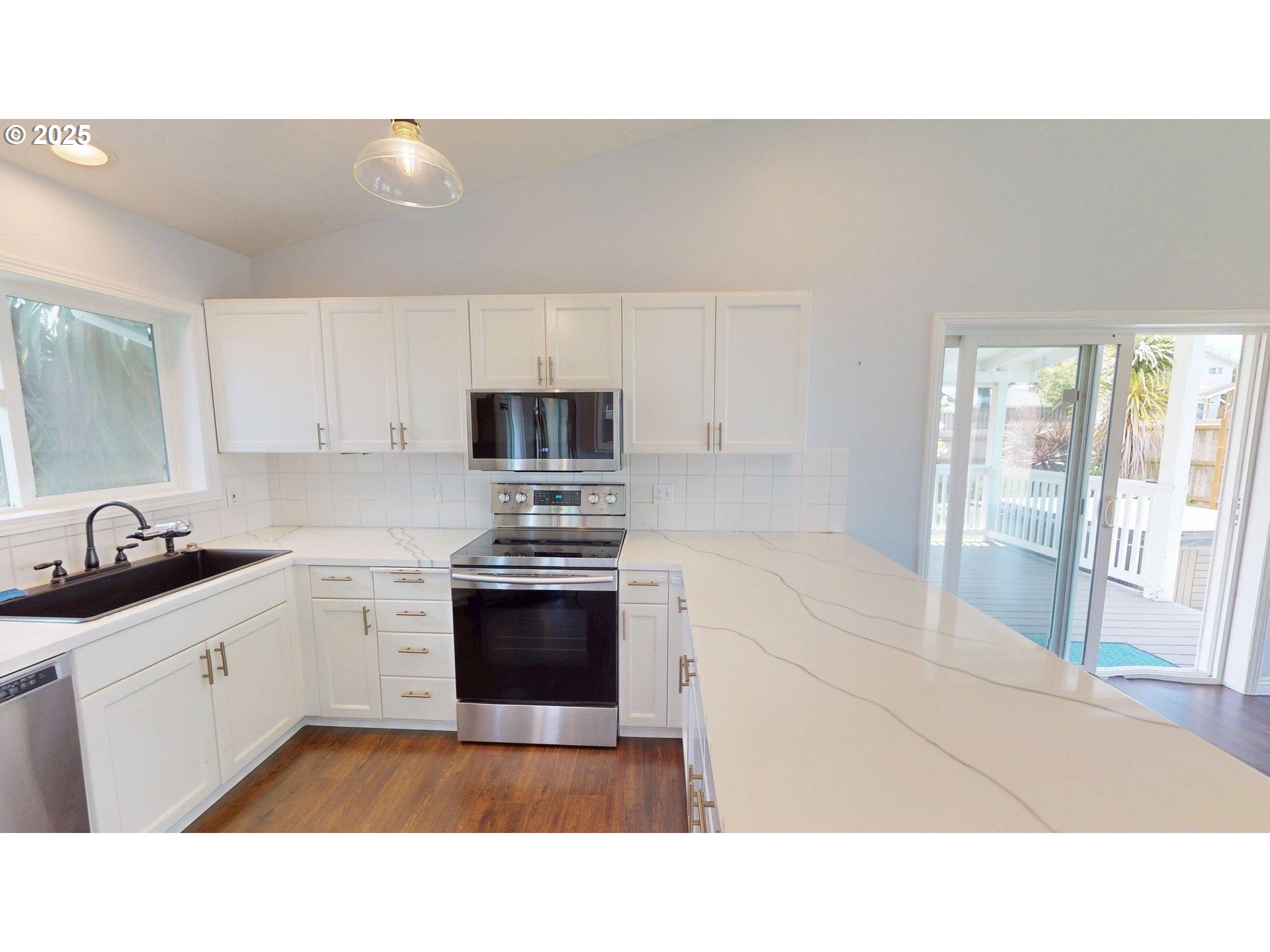 335 Mill Beach Road Brookings, OR 97415 - Photo 12 of 39 Kitchen