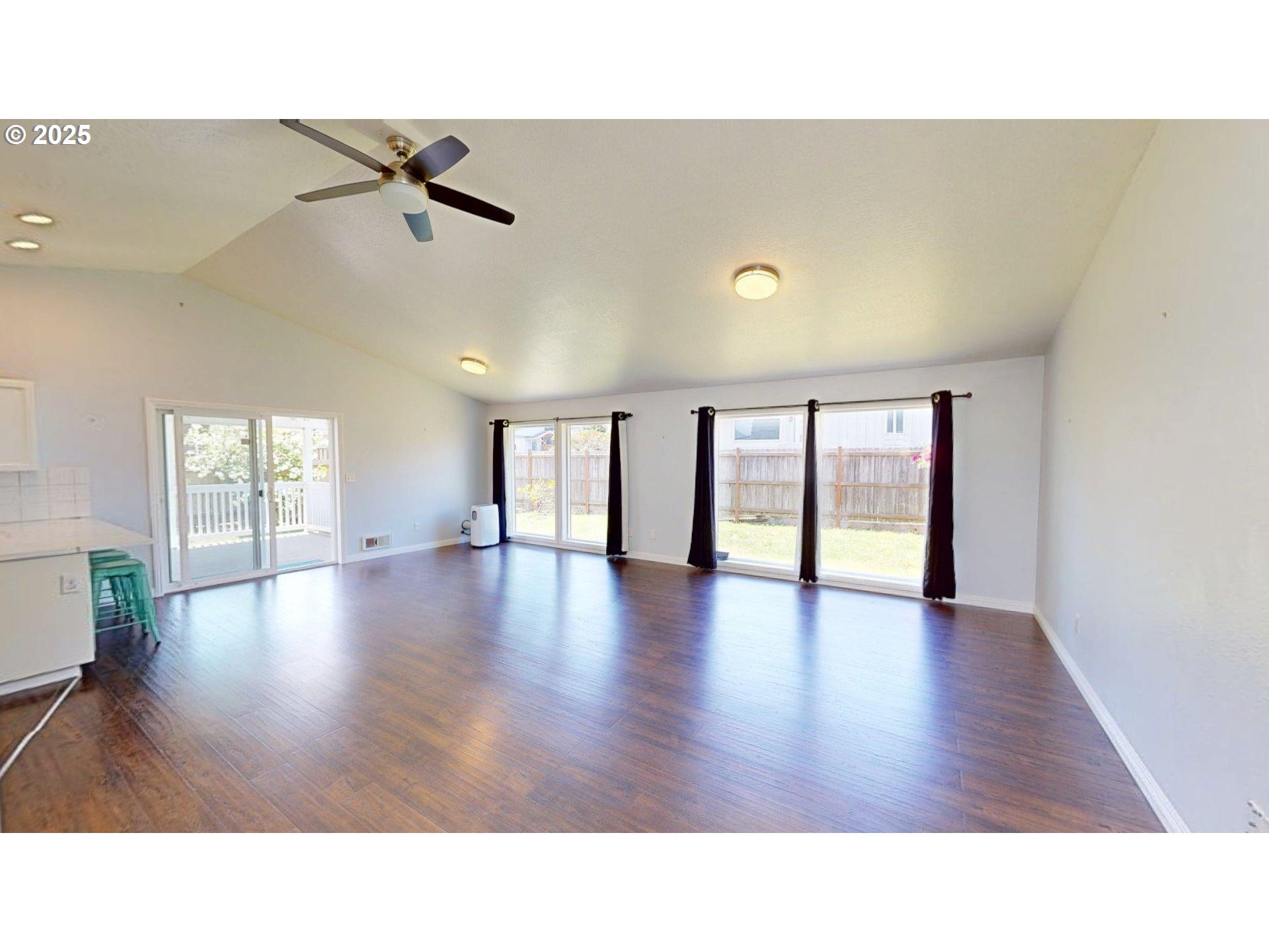 335 Mill Beach Road Brookings, OR 97415 - Photo 5 of 39 Living Room