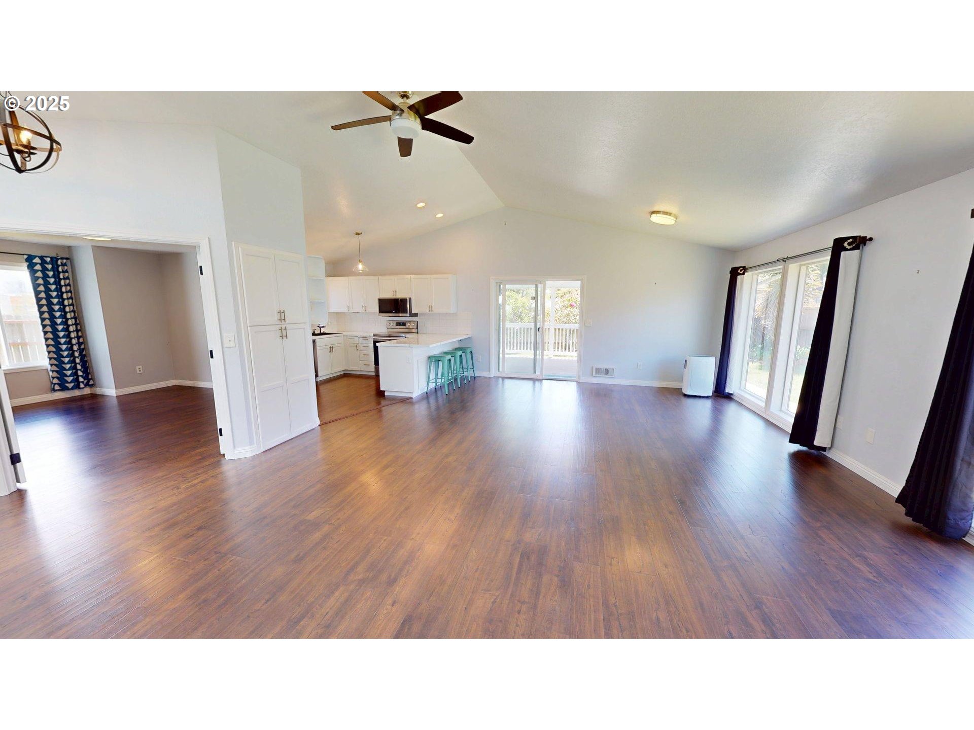 335 Mill Beach Road Brookings, OR 97415 - Photo 7 of 39 Living Room