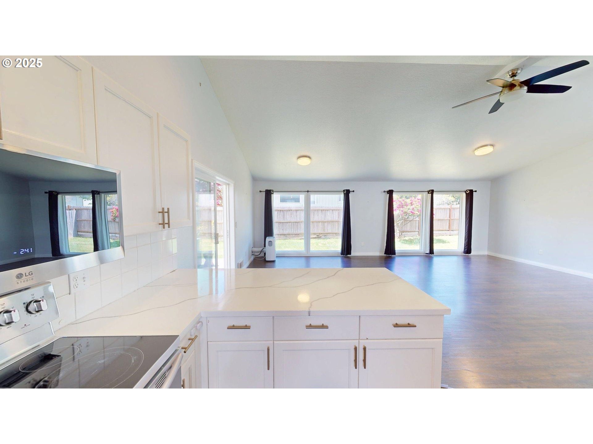 335 Mill Beach Road Brookings, OR 97415 - Photo 8 of 39 Kitchen/Living Room