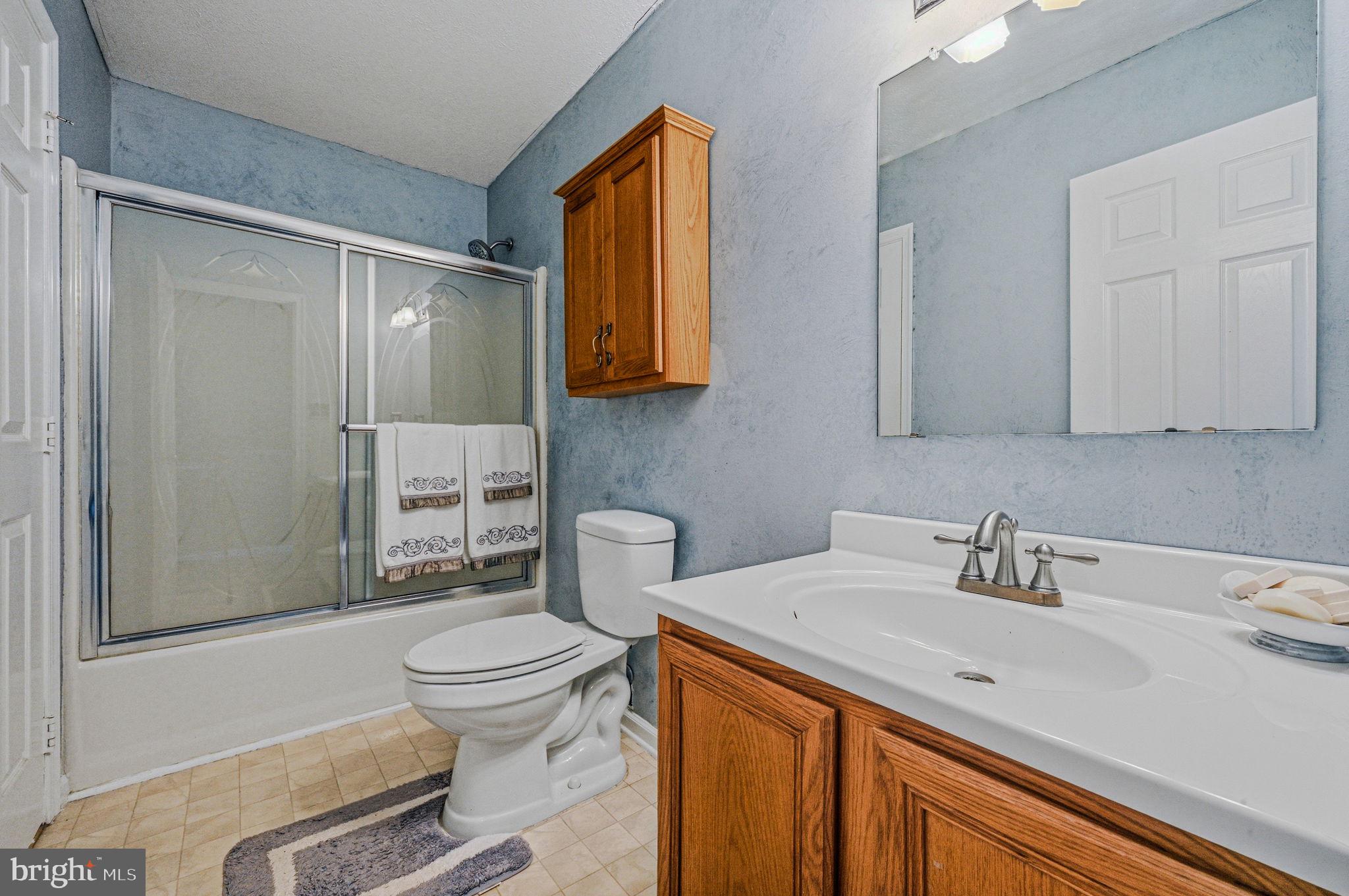 104 Balmoral Way Newark, DE 19702 - Photo 18 of 25 a bathroom with a sink a toilet and shower