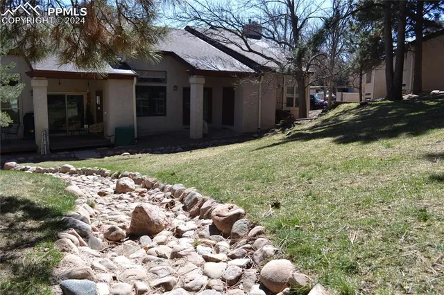 a view of a house with a yard
