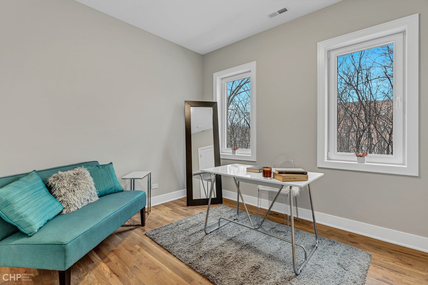 4101 South Drexel Boulevard, Unit 101 Chicago, IL 60653 - Photo 17 of 19 a living room with furniture and a window