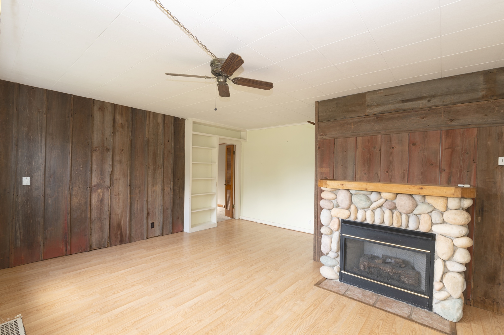 1350 Ridge Road Homewood, IL 60430 - Photo 3 of 10 a view of an empty room and fire place
