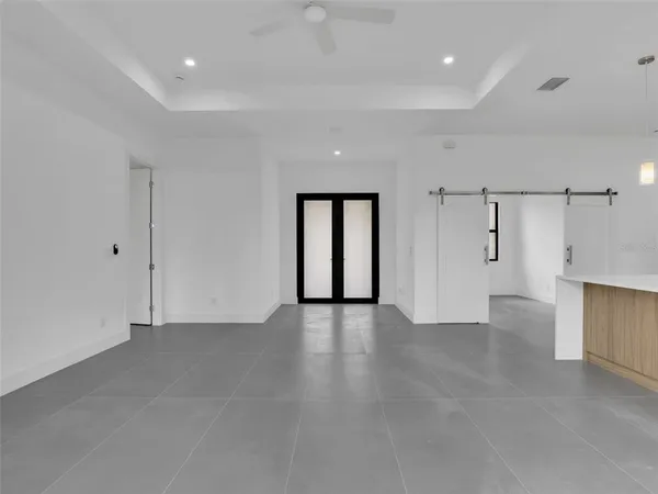 an empty room with windows and pillars in it