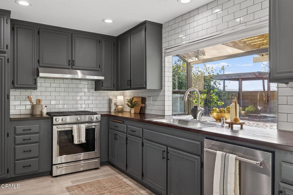 4975 North Buttercreek Road Moorpark, CA 93021 - Photo 11 of 47 Kitchen