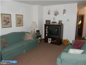 3218 Rhett Road Philadelphia, PA 19154 - Photo 2 of 10 Living Room