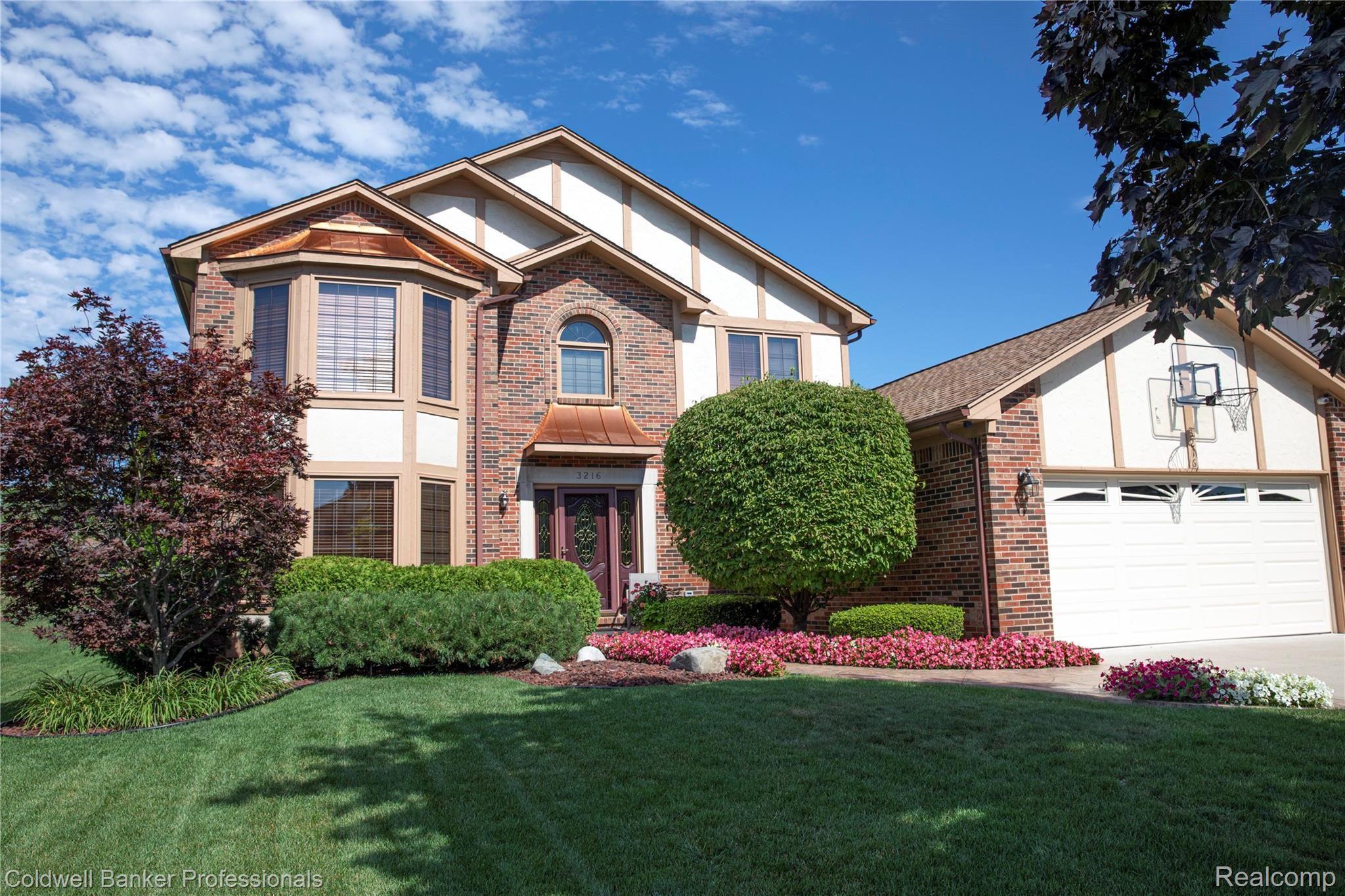 3216 Primrose Drive Rochester, MI 48307 - Photo 2 of 39 Beautiful landscaping and lawn.