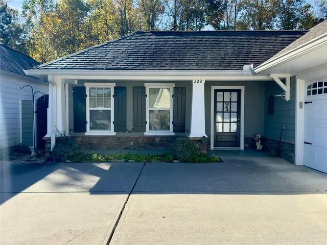 a view of a house with a yard