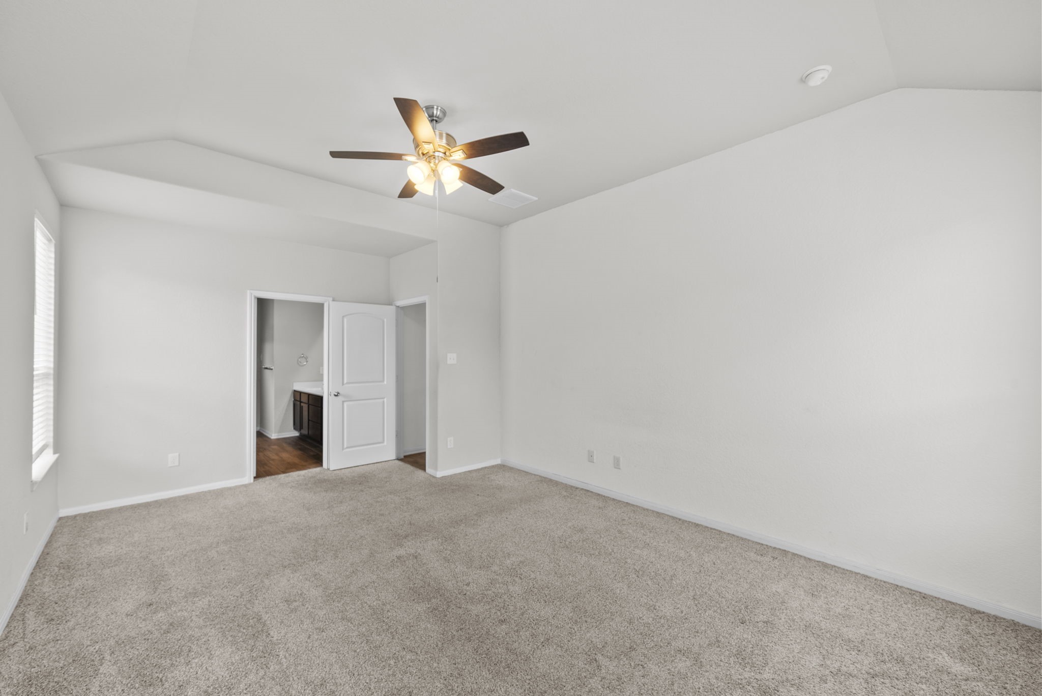 903 Willowick Road Houston, TX 77090 - Photo 24 of 47 Primary suite - Located on the 1st floor