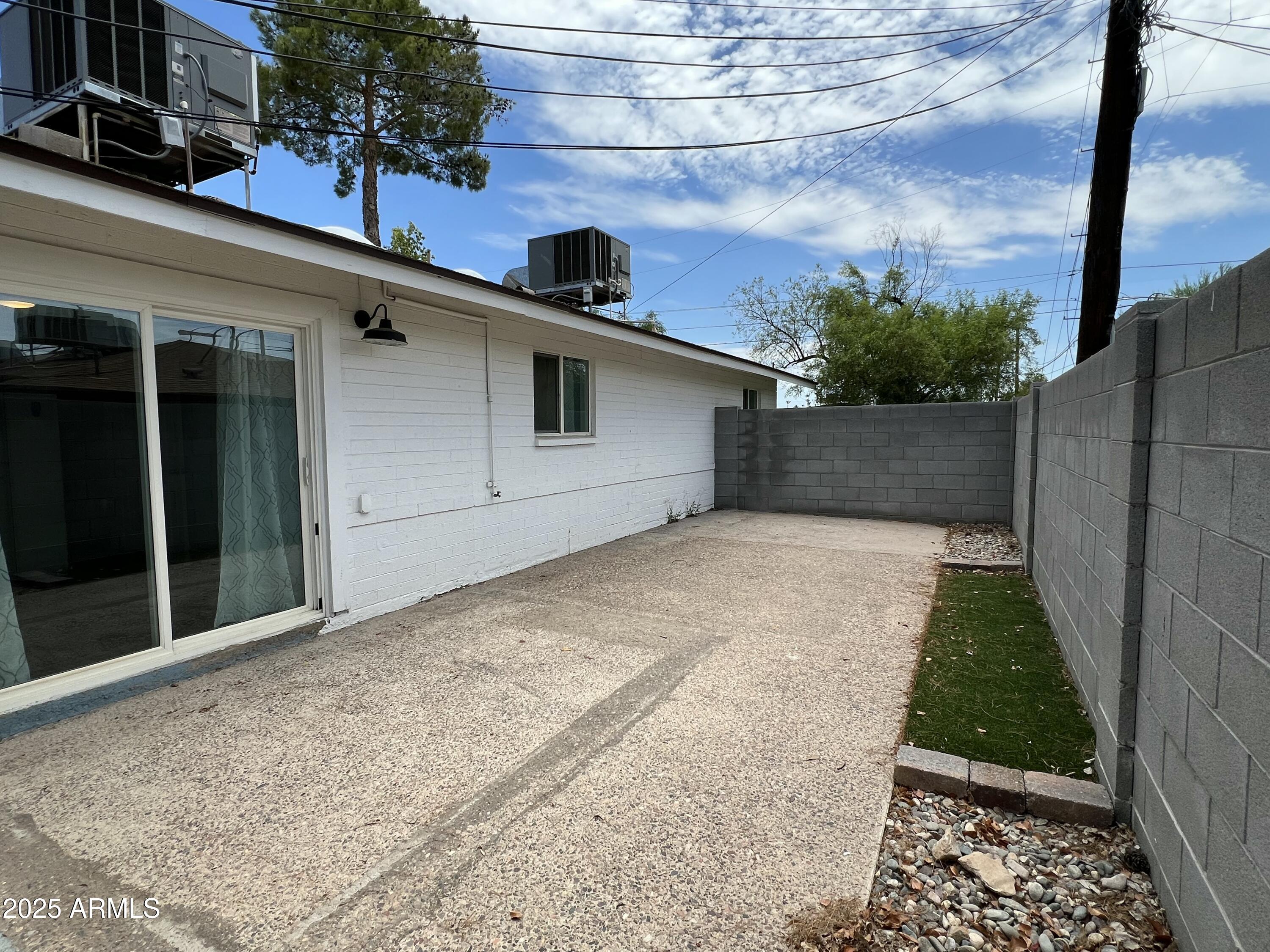 6202 North 14th Street, Unit 3/4 Phoenix, AZ 85014 - Photo 33 of 35 a backyard of a house