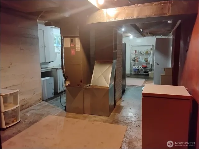 a view of a walk in closet