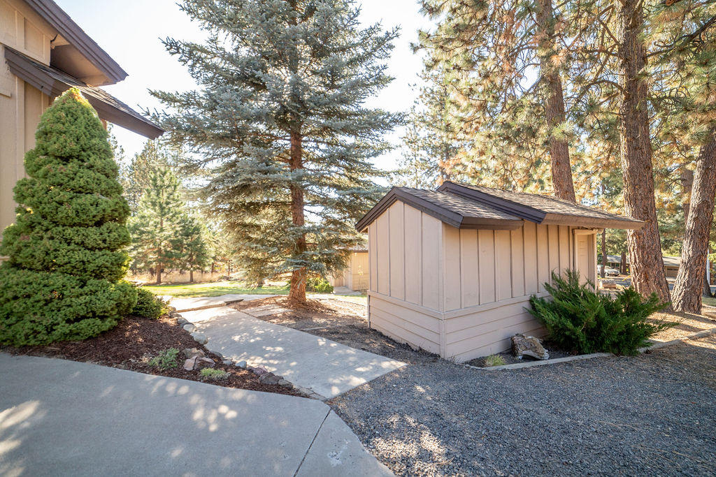 19132 Pumice Butte Road Bend, OR 97702 - Photo 36 of 49 a view of a backyard of the house