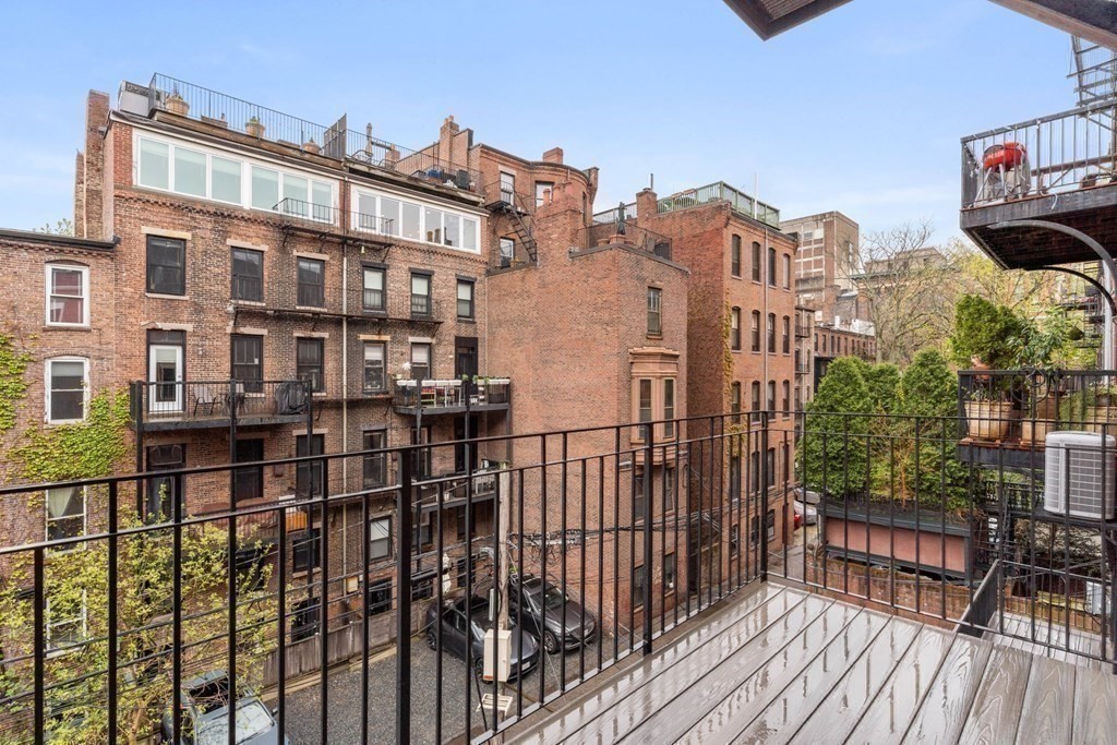 16 Worcester Square, Unit 3 Boston, MA 02118 - Photo 14 of 18 a view of a large building with a balcony