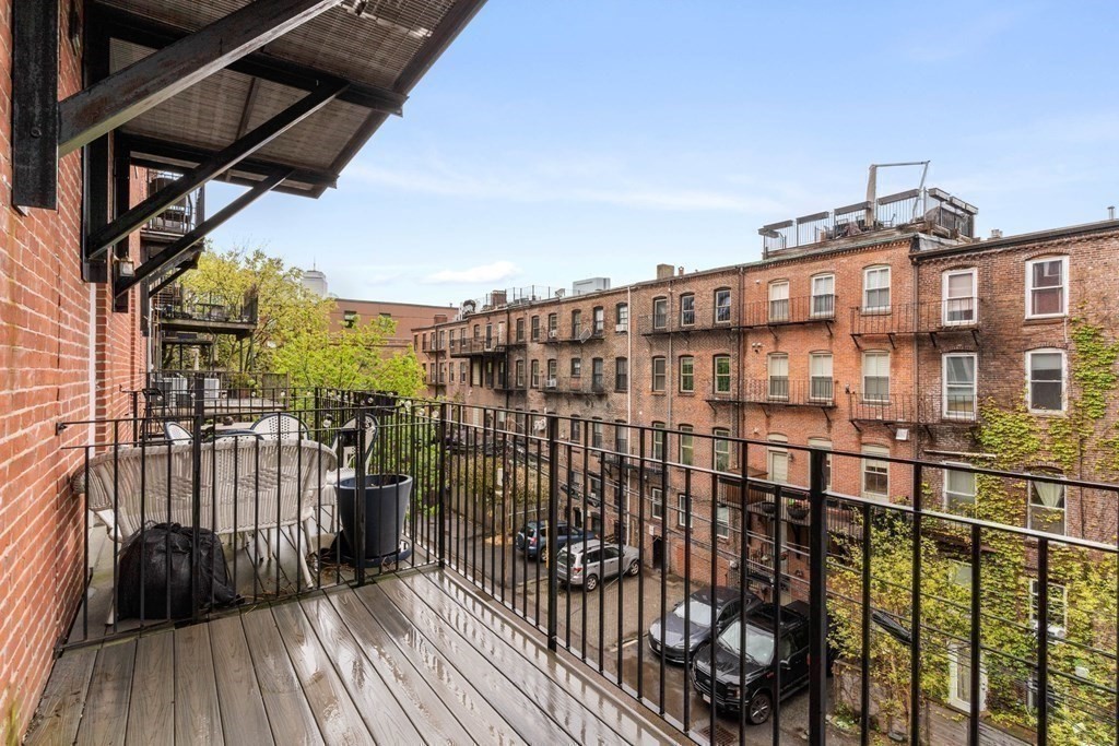 16 Worcester Square, Unit 3 Boston, MA 02118 - Photo 15 of 18 a view of a large building