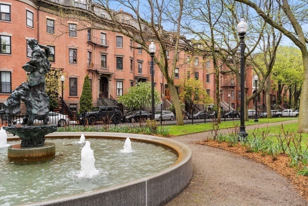 16 Worcester Square, Unit 3 Boston, MA 02118 - Photo 18 of 18 a view of a house with a park