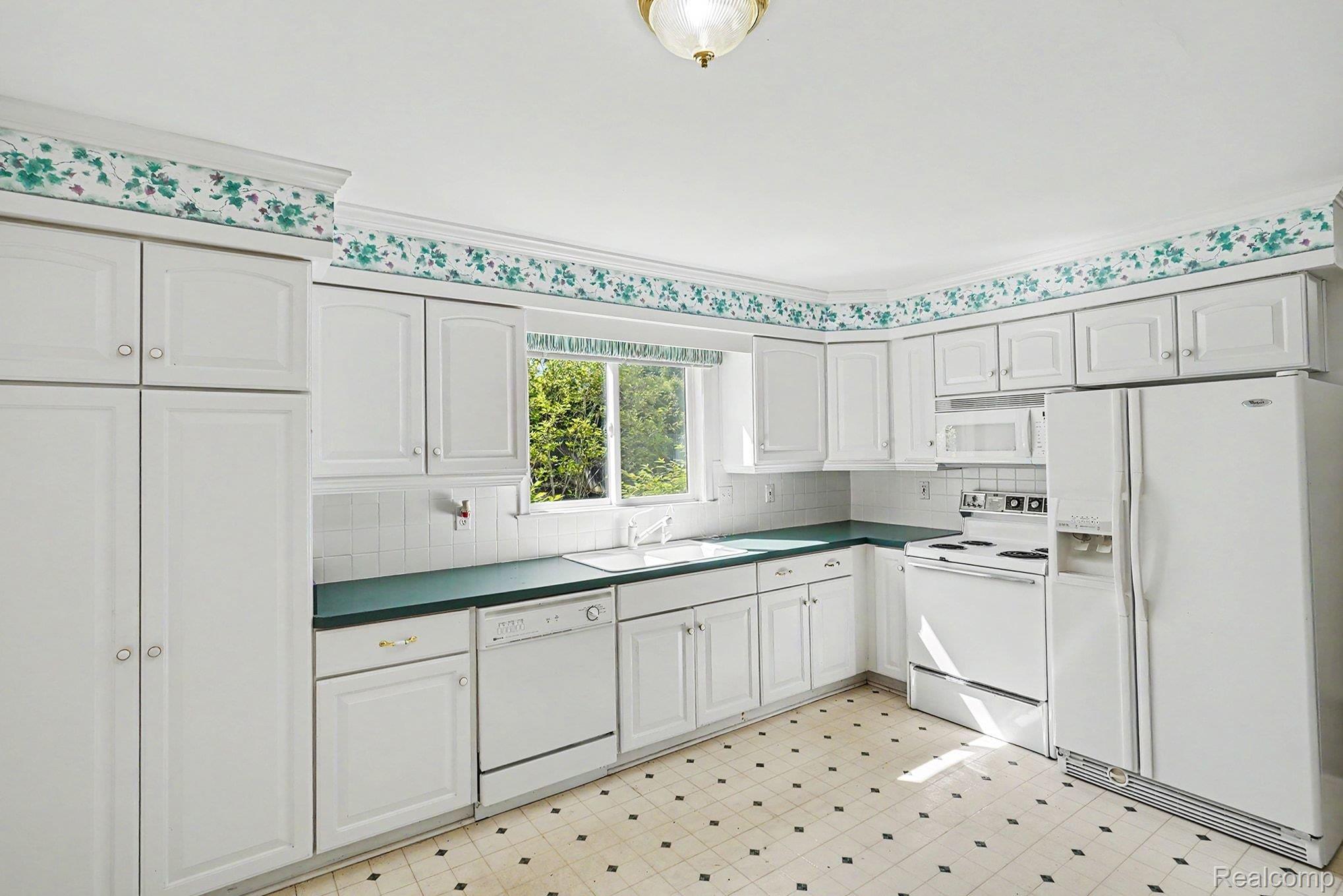 522 Old Bridge Road Grand Blanc, MI 48439 - Photo 7 of 24 Natural light abounds