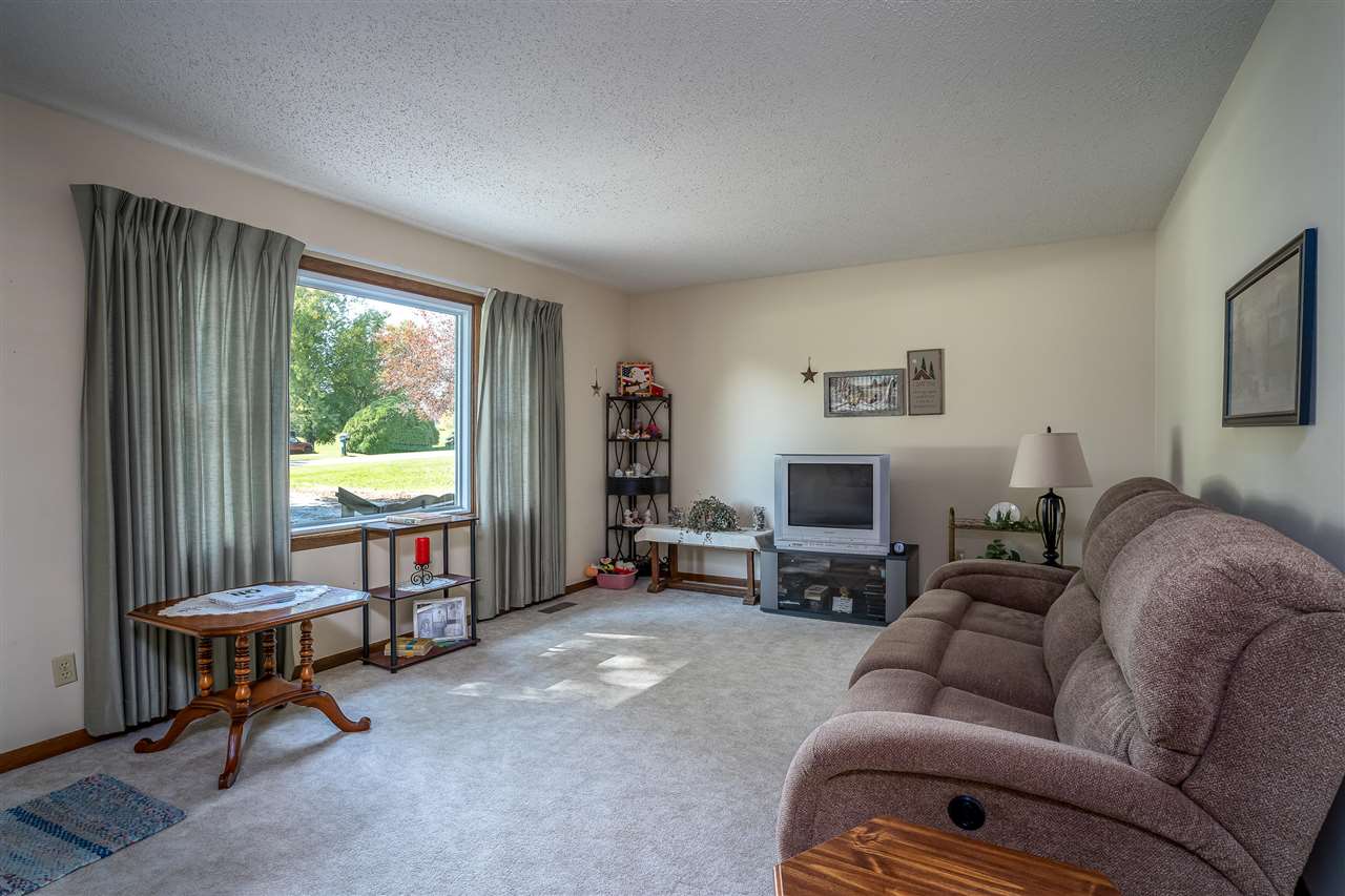 2735 Brookview Road Muscatine, IA 52761 - Photo 9 of 15 Gallery Image 9