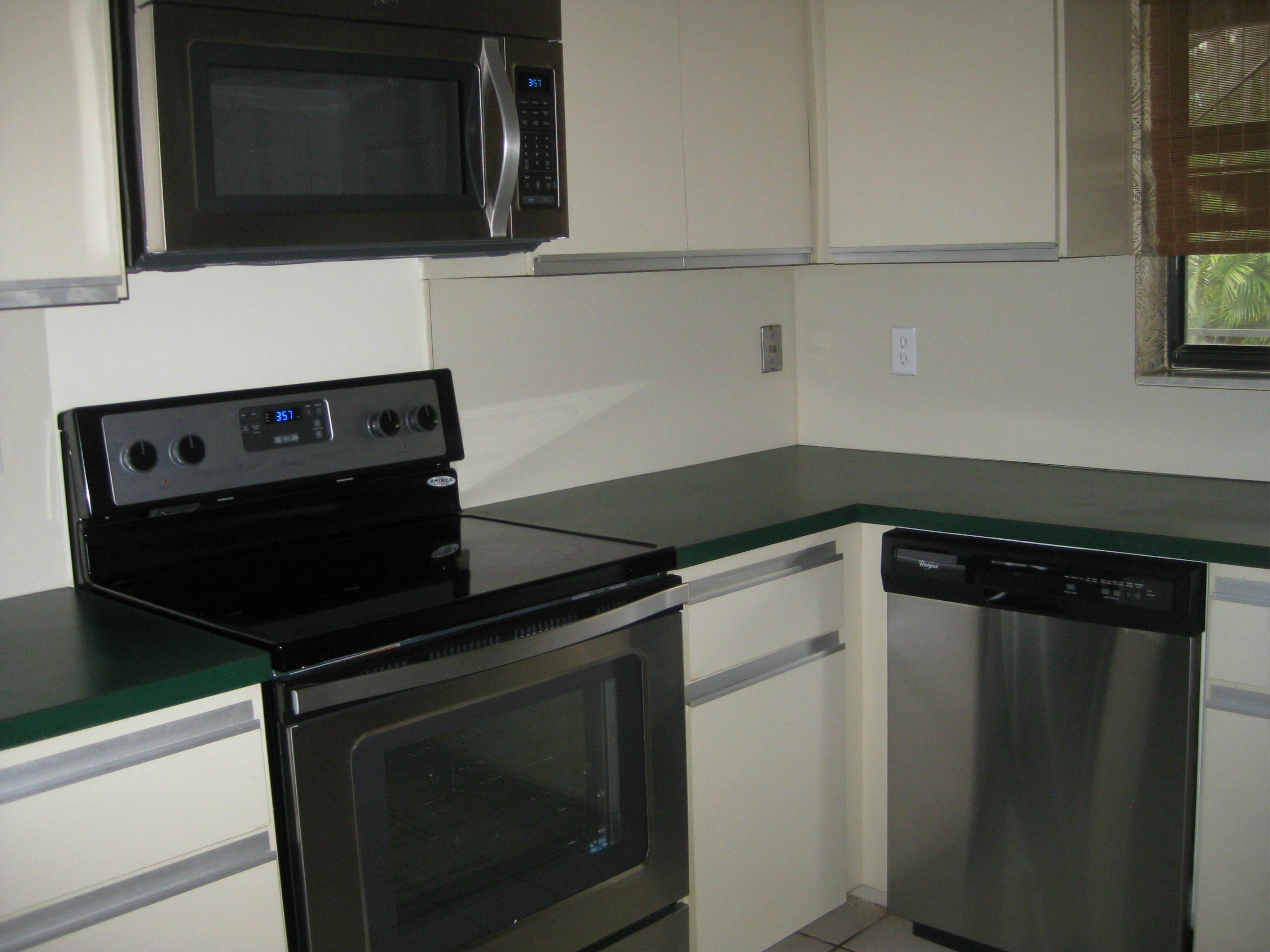 7736 Solimar Circle Boca Raton, FL 33433 - Photo 4 of 14 Whirlpool appliances